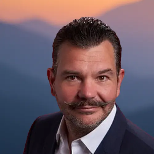 Douglas Mancini HeadShot - Closing Foundry Operating Partner & Fractional CRO